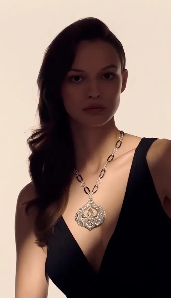 Modella con collana di alta gioielleria Busatti Milano