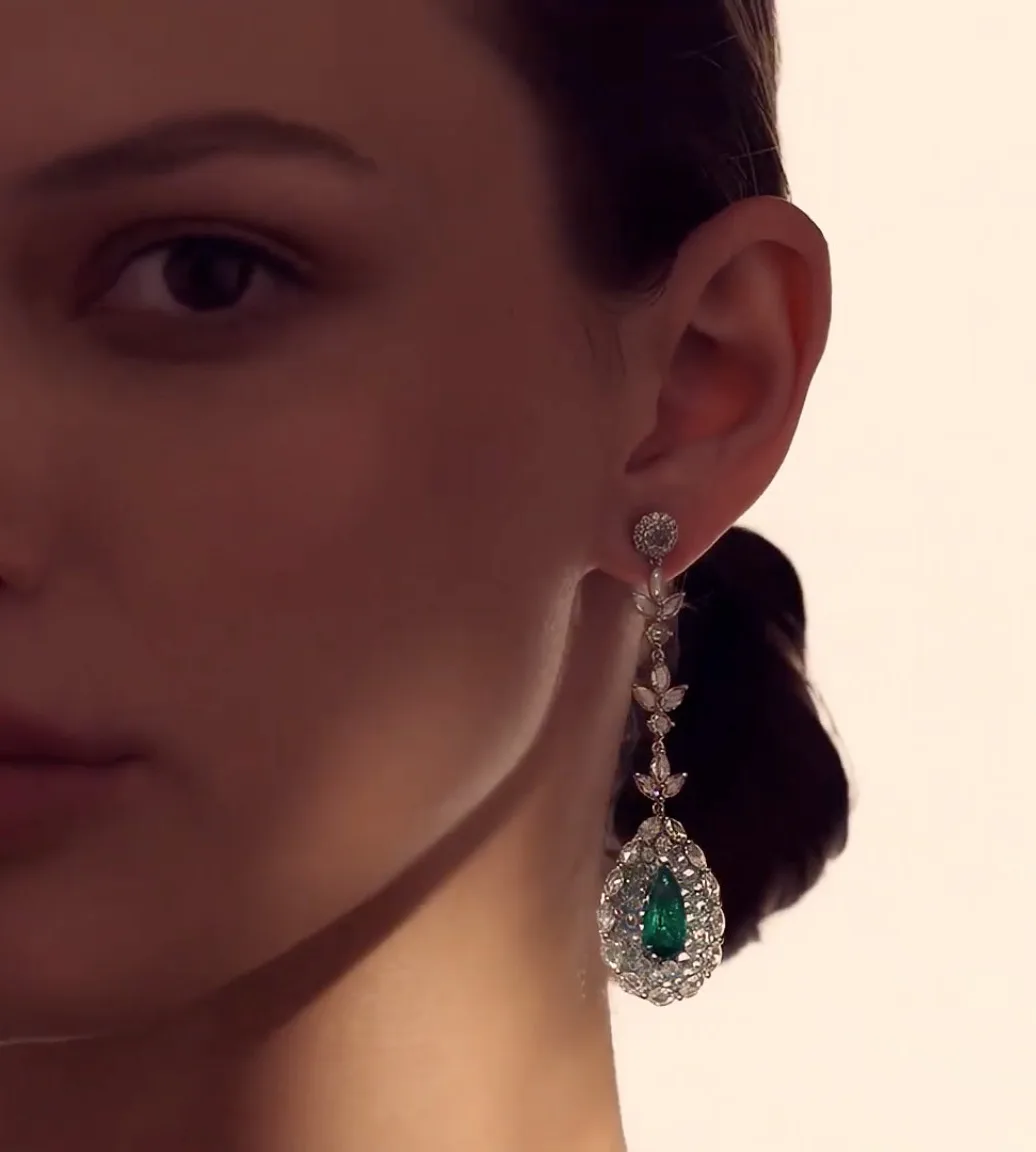 Modella con orecchino pendente con smeraldo Busatti Milano
