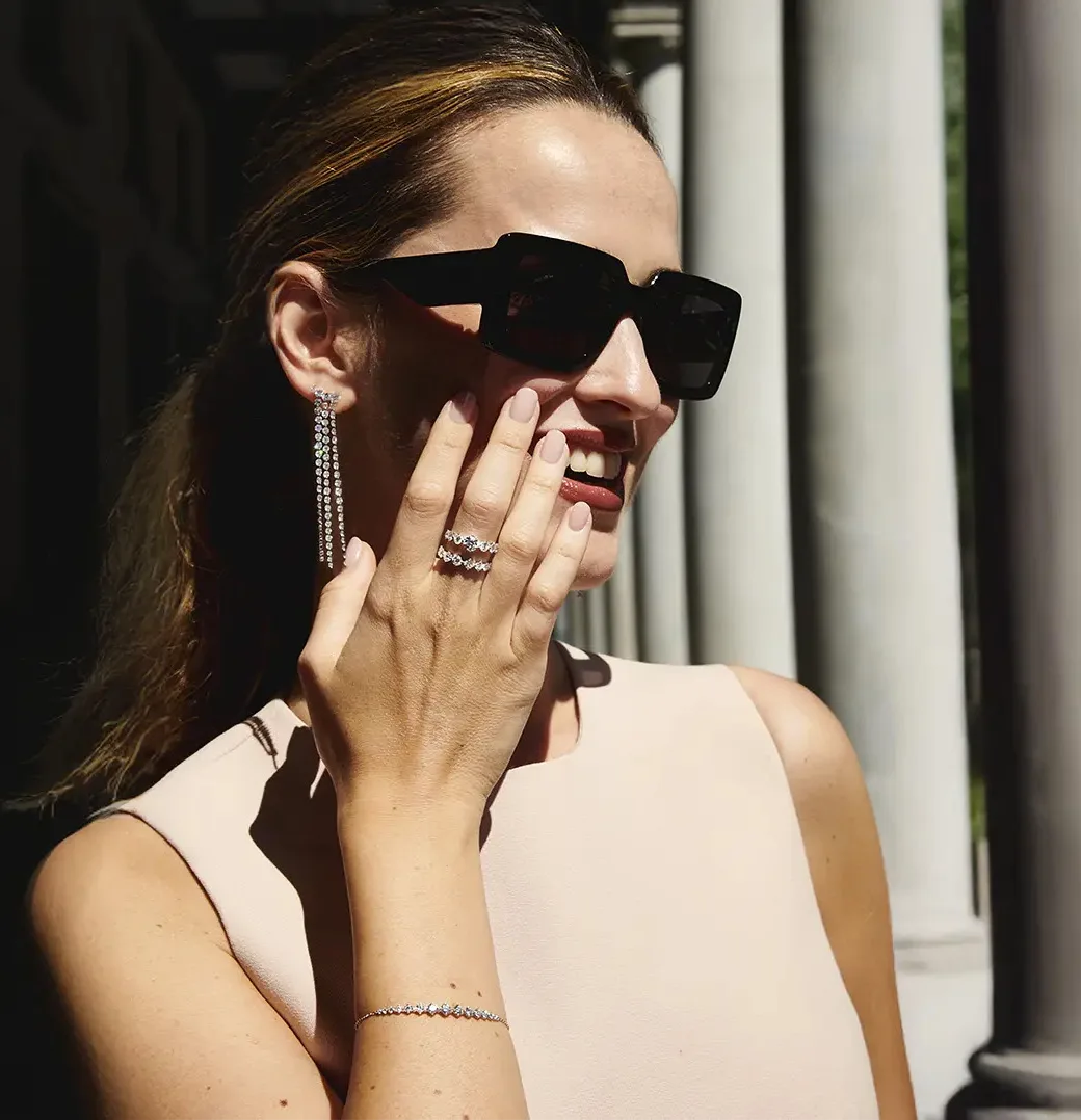 Donna con orecchini, anelli e bracciale di diamanti Busatti Milano