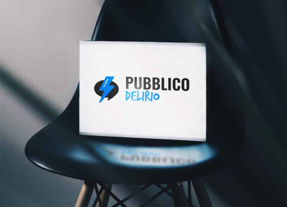Il logo Pubblico Delirio stampato su una tavola appoggiata a una sedia