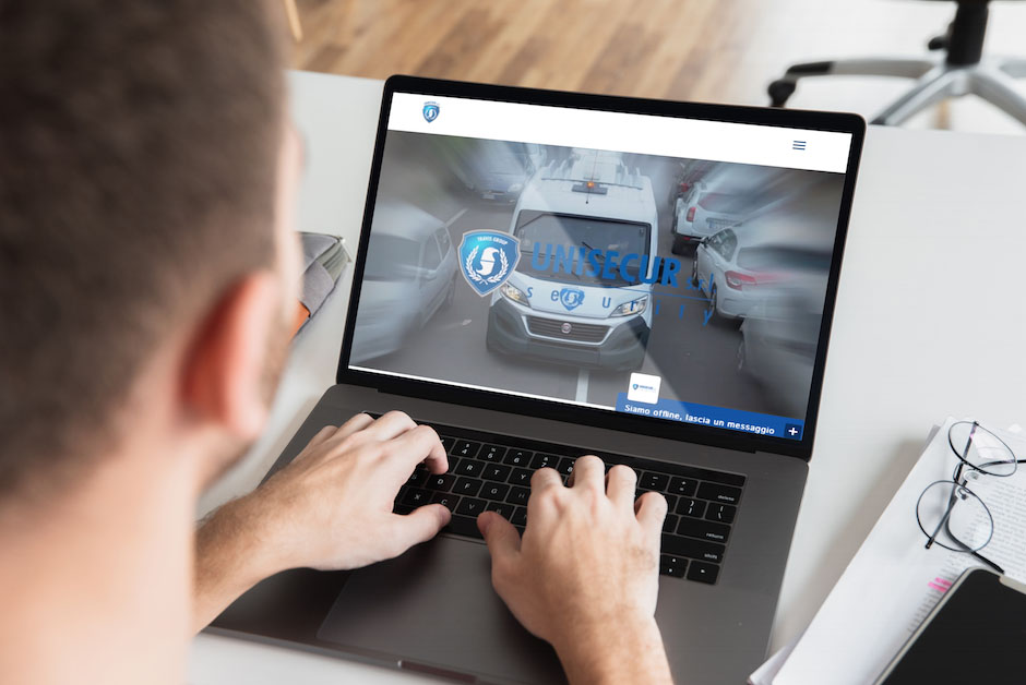 Il nuovo sito Unisecur aperto su un computer portatile