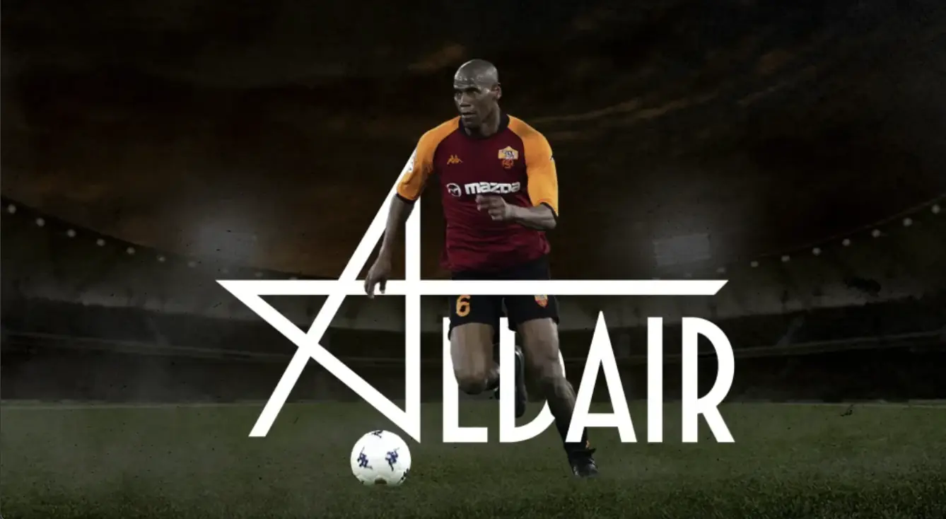 Aldair in campo con la maglia della Roma e il titolo animato