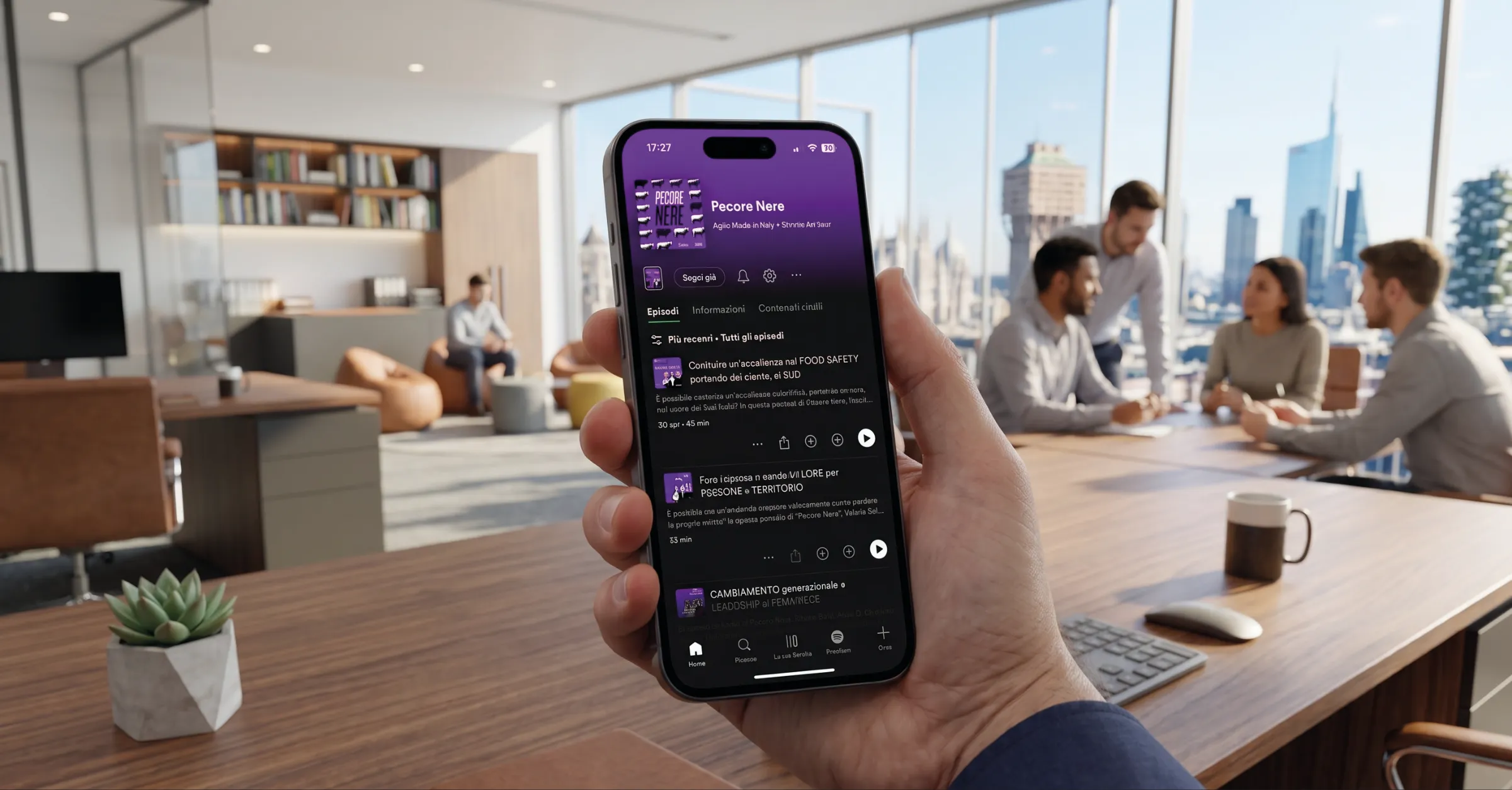 Smartphone con gli episodi di Pecore Nere in un ufficio con vista sulla città